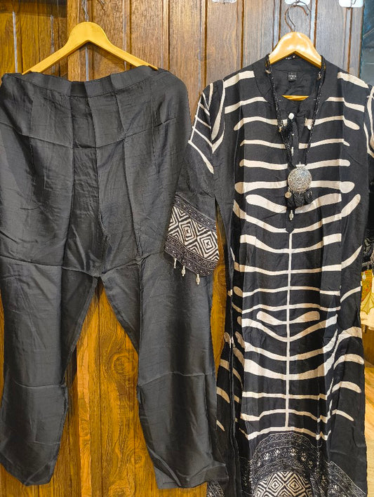Black Ethnic Kurta pant with necklace
